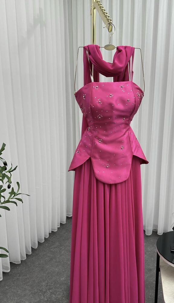 فستان سهرة فوشي بوشاح خارجي
