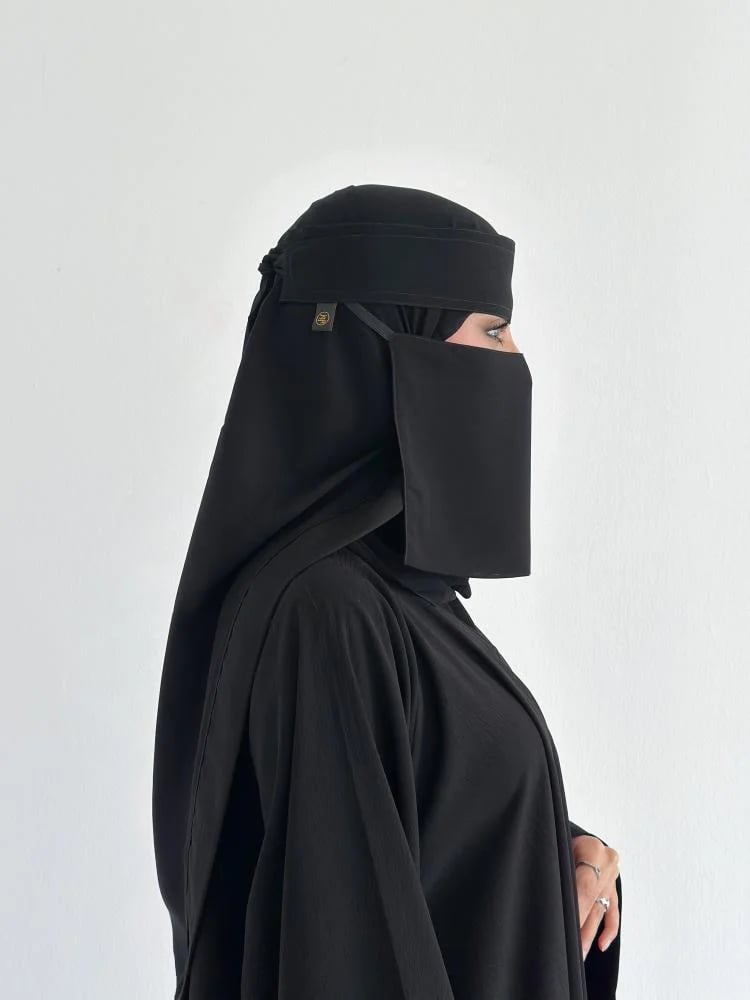 نقاب قصير أسود بمطاط مائل 1001