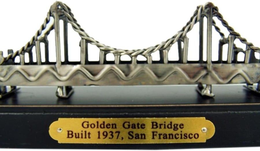 هذا المنتج عبارة عن تذكار معدني لجسـر البوابة الذهبية Golden Gate Bri