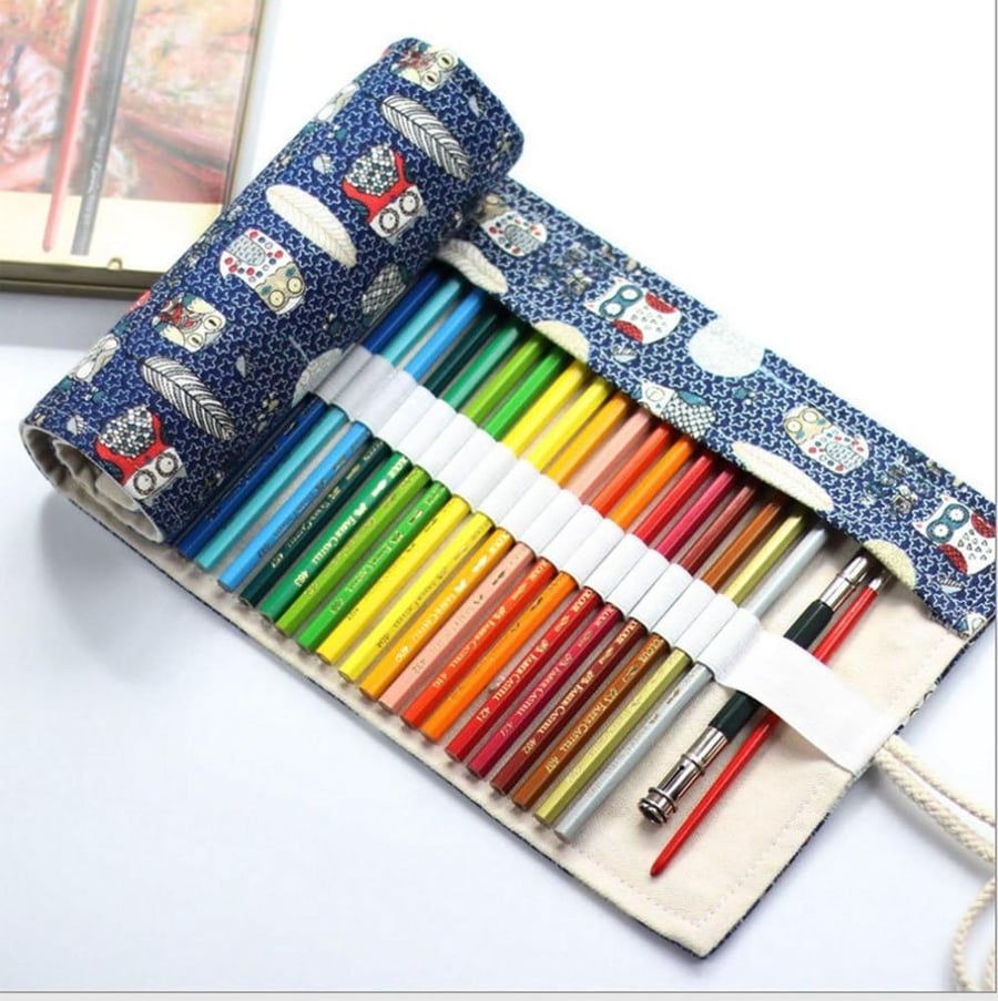 هذه حافظة أقلام قماشية قابلة للطي Roll up pencil case بتصميم نقوش ال