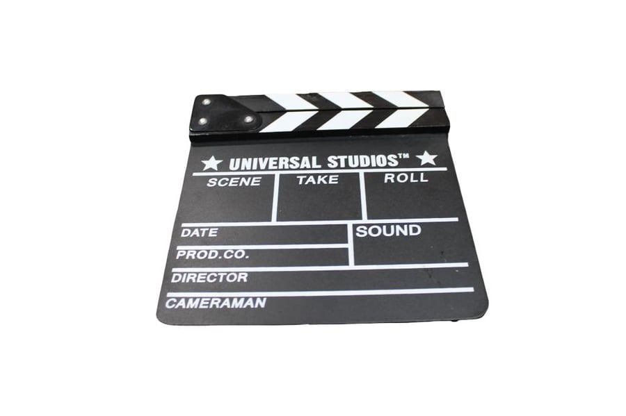 لوح كلاكيت سينمائي (Clapperboard) يحمل شعار Universal Studios