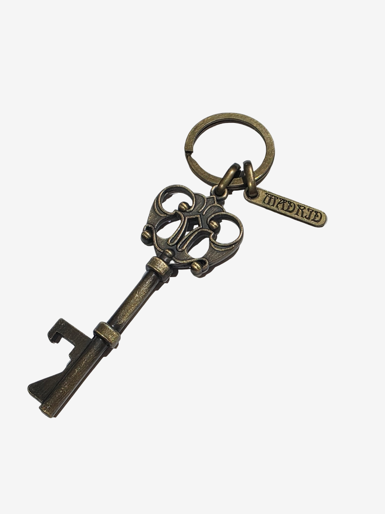 هذه ميدالية مفاتيح بتصميم مفتاح هيكلي عتيق skeleton key مصنوعة من سب