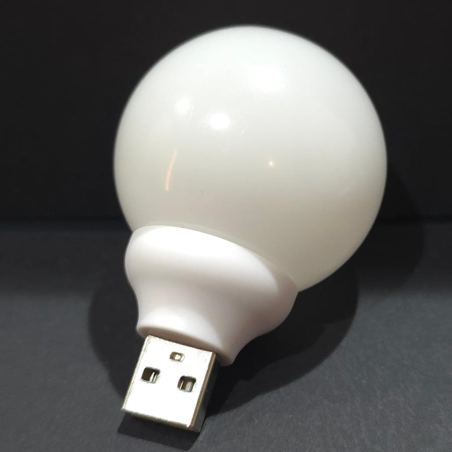 هذا المنتج عبارة عن مصباح ليد صغير بقاعدة بيضاء يعمل بمنفذ USB للإضاءة