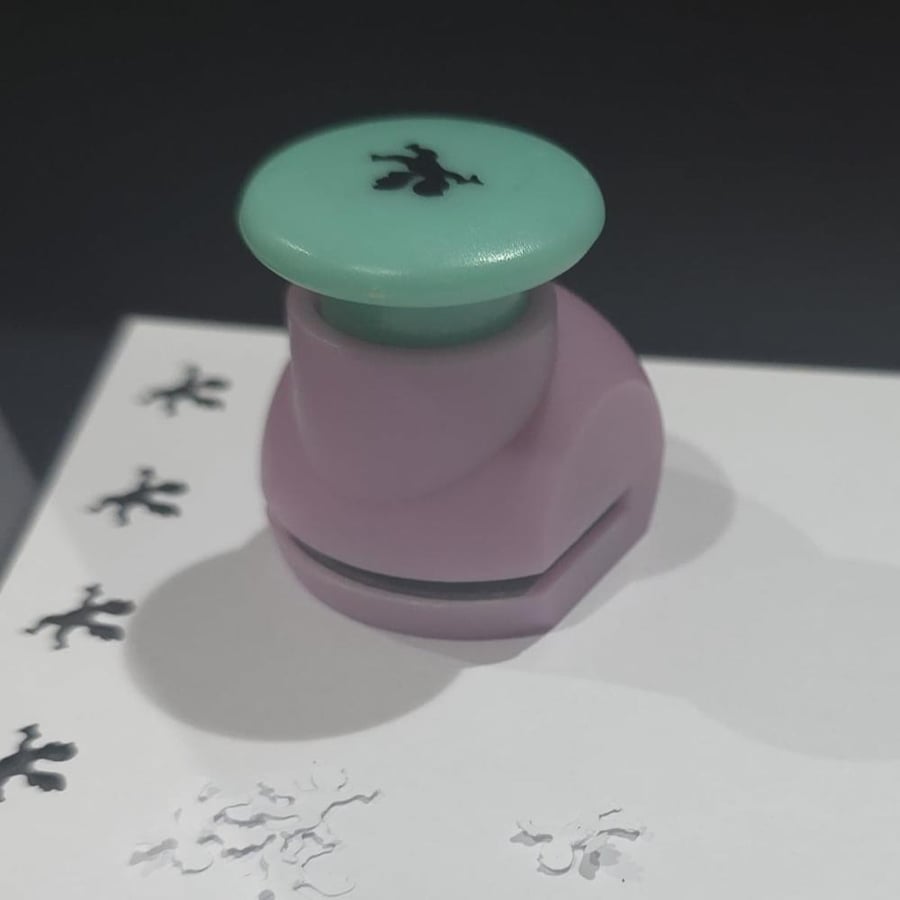 هذا المنتج عبارة عن خرامة ورق صغيرة Mini Paper Punch تحمل علامة ملاك