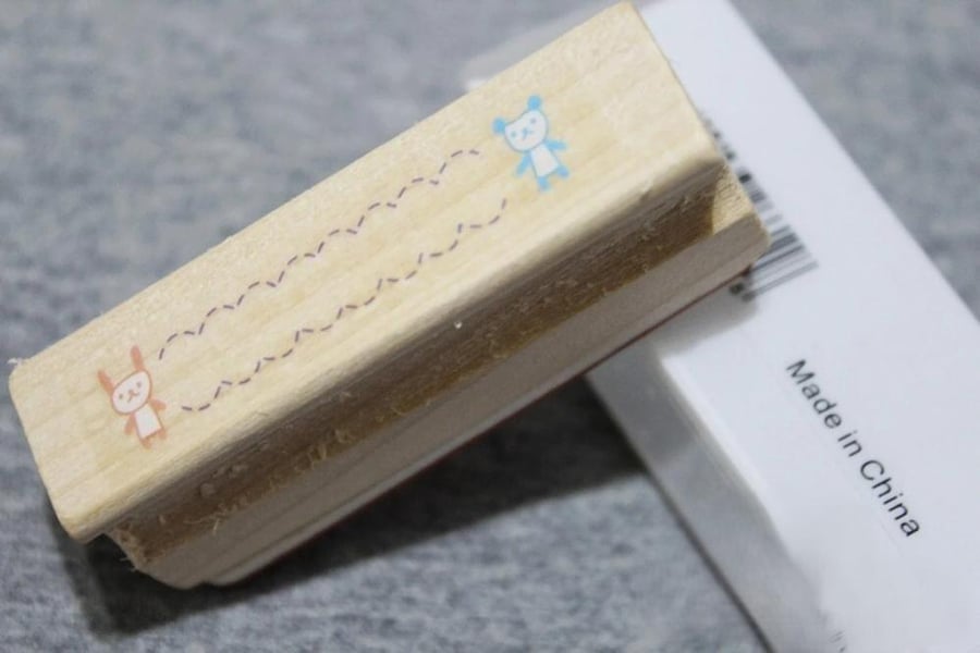 يبدو أن هذا المنتج عبارة عن ختم مطاطي خشبي مخصص لتزيين المذكرات وصنع ا