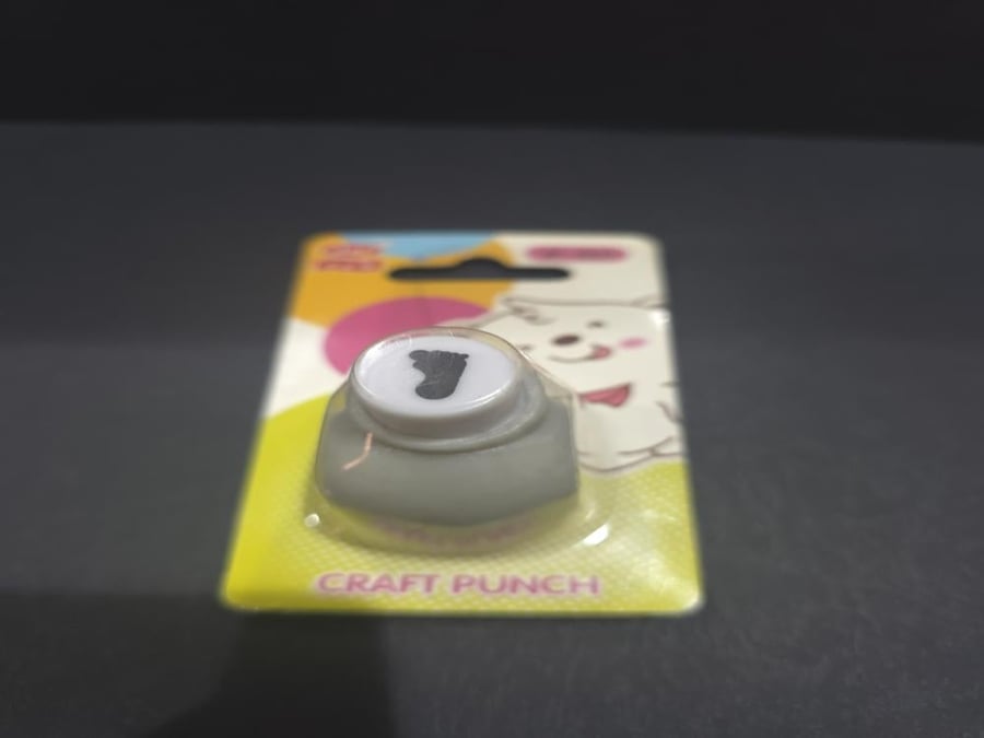 هذا المنتج عبارة عن أداة تخريم ورق يدوية Craft Punch صغيرة الحجم بتص