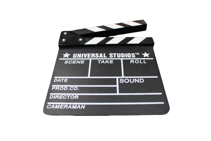 لوح كلاكيت سينمائي (Clapperboard) يحمل شعار Universal Studios