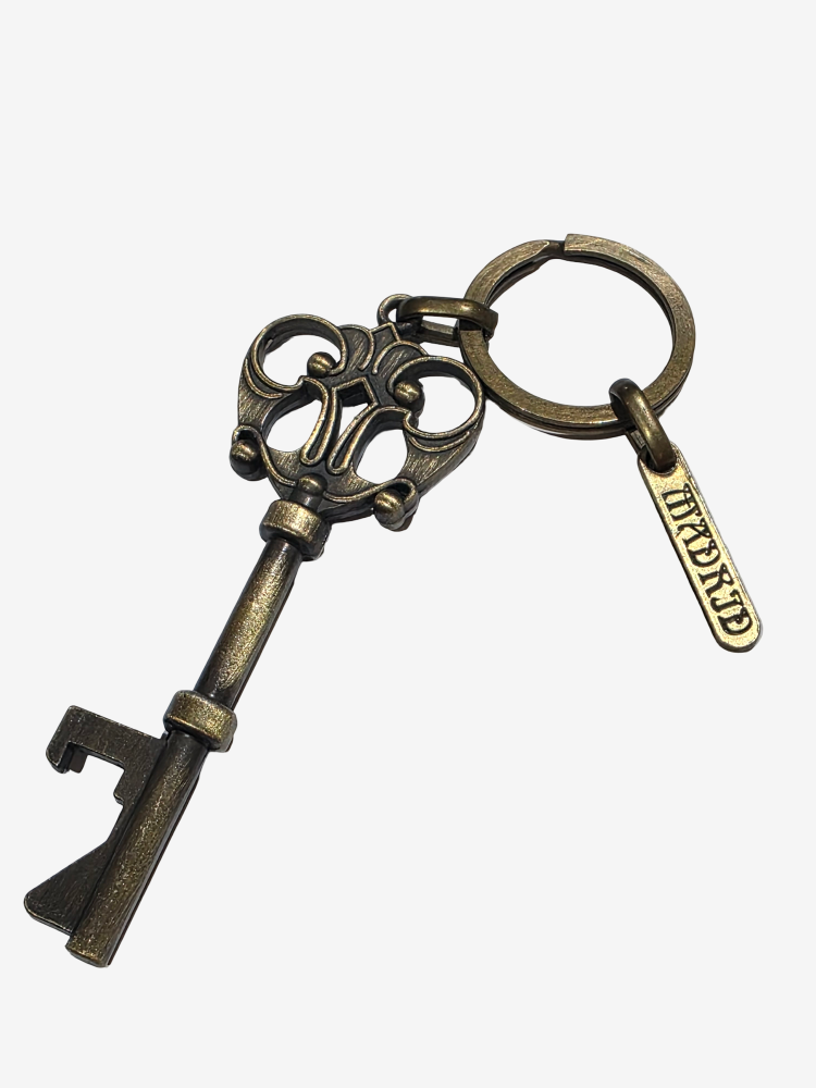هذه ميدالية مفاتيح بتصميم مفتاح هيكلي عتيق skeleton key مصنوعة من سب