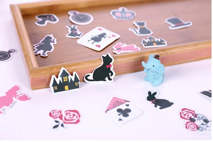 هذا المنتج عبارة عن مجموعة من الملصقات Stickers المستوحاة من قصة أل