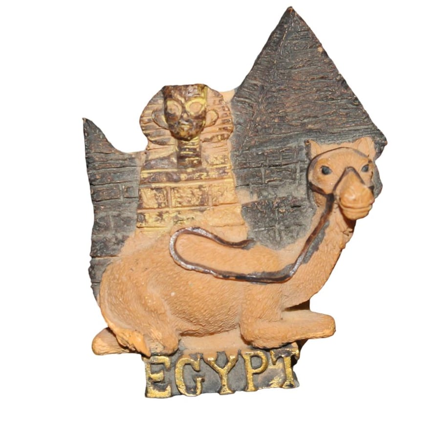 مغناطيس على شكل جمل أمام معلم سياحي مصري الأهرامات نقش عليه كلمة EGYPT