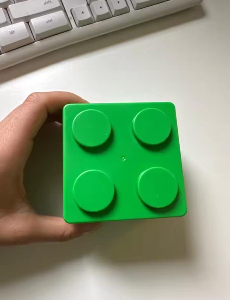 هذا المنتج عبارة عن صندوق تخزين بتصميم مكعب ليجو LEGO Storage Brick