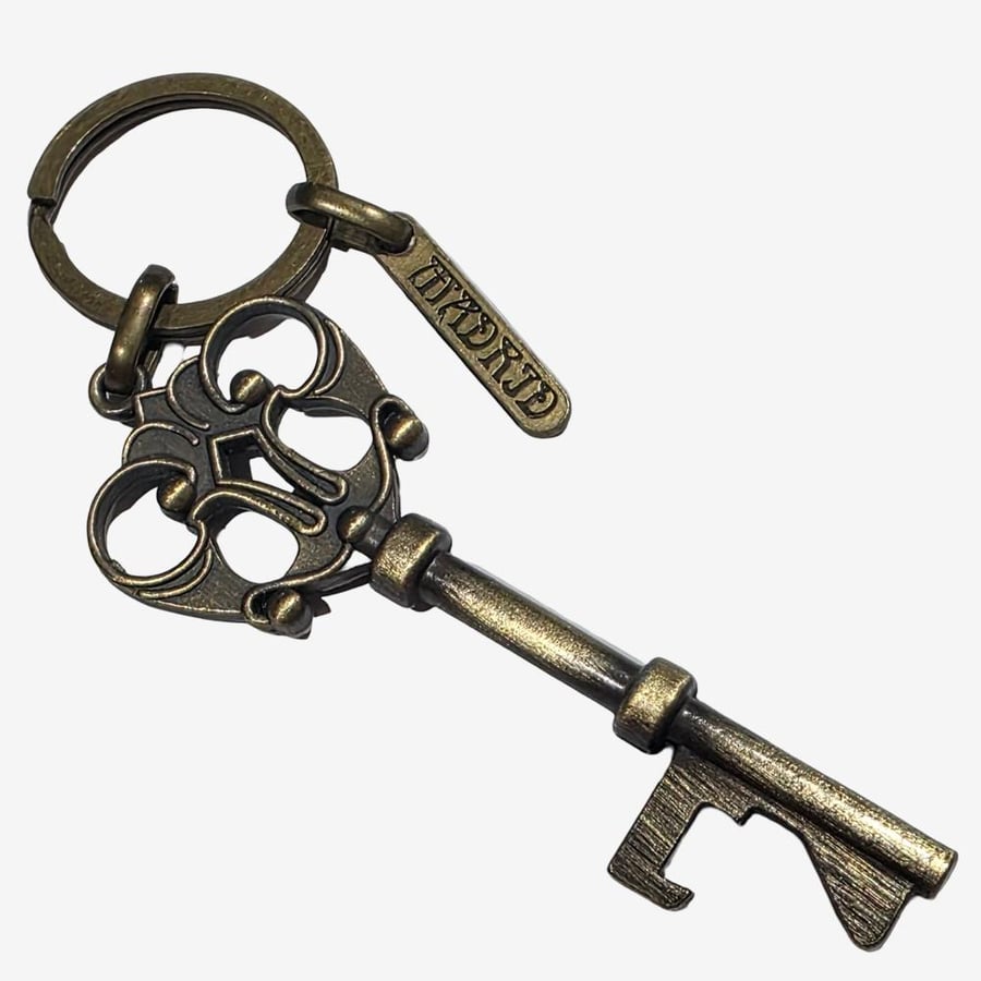 هذه ميدالية مفاتيح بتصميم مفتاح هيكلي عتيق skeleton key مصنوعة من سب