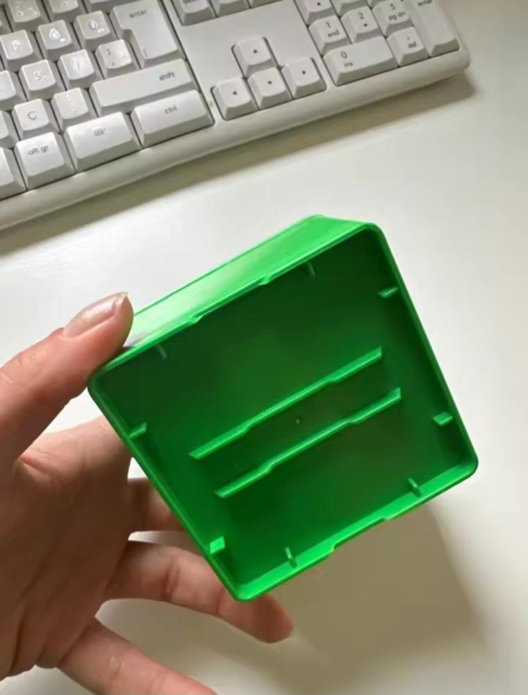 هذا المنتج عبارة عن صندوق تخزين بتصميم مكعب ليجو LEGO Storage Brick