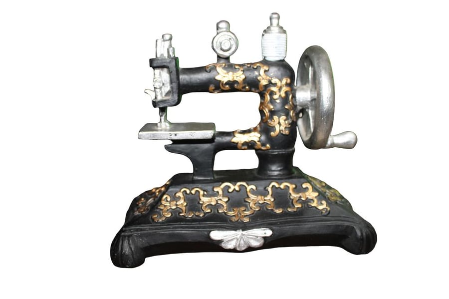 مجسم ديكور مصغر على شكل ماكينة خياطة كلاسيكية (Retro Sewing Machine)