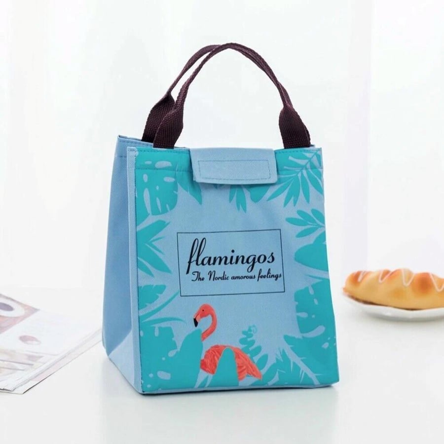 هذا المنتج عبارة عن حقيبة غداء Lunch Bag قماشية بلون أخضر فاتح وأزرق