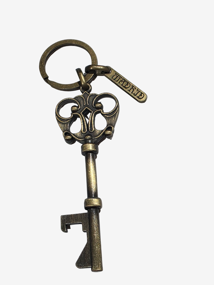 هذه ميدالية مفاتيح بتصميم مفتاح هيكلي عتيق skeleton key مصنوعة من سب