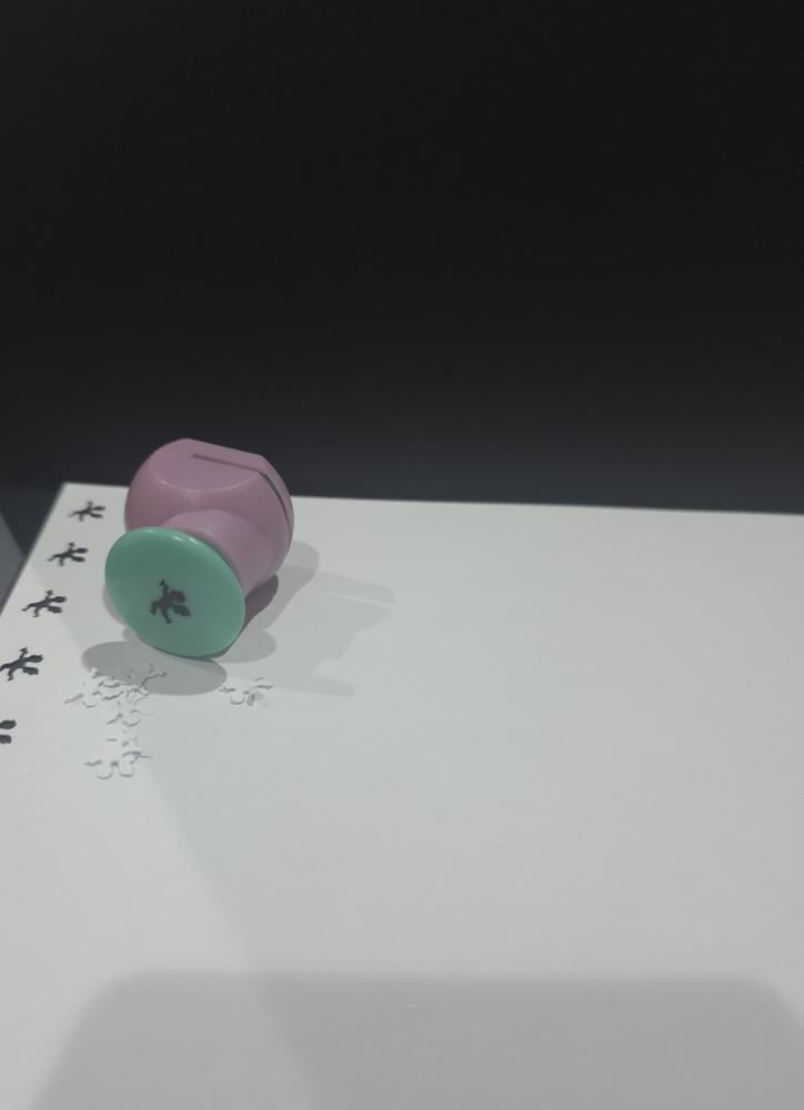 هذا المنتج عبارة عن خرامة ورق صغيرة Mini Paper Punch تحمل علامة ملاك