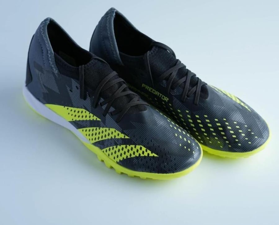 حذاء كرة قدم Adidas Predator للملاعب الصناعية