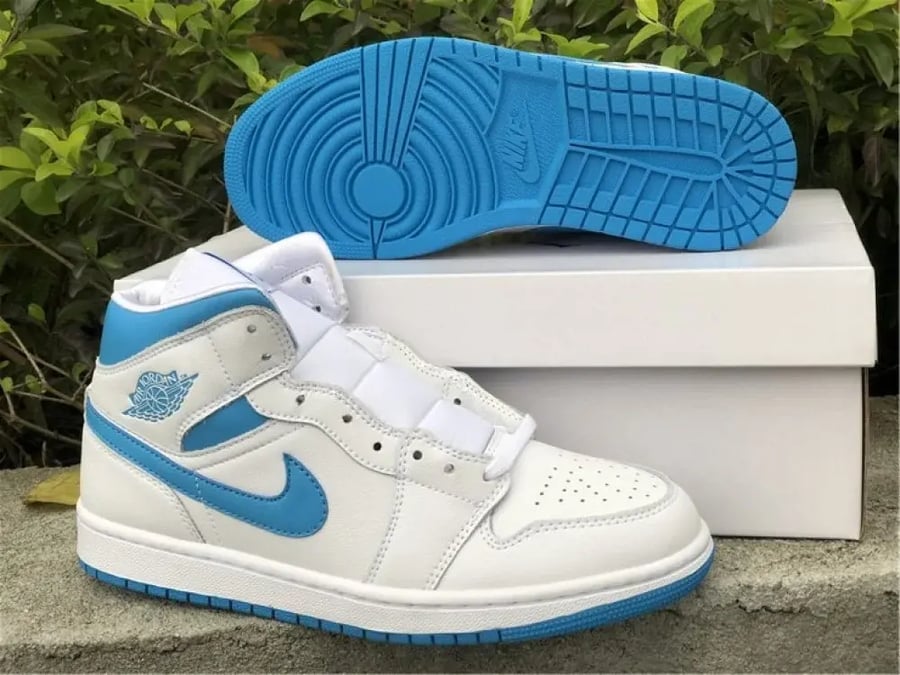 Air Jordan 1 MID WMNS "UNC"