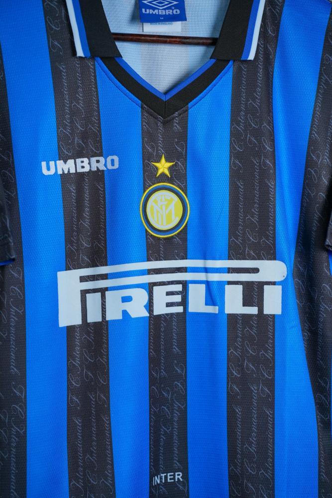 تيشيرت إنتر ميلان الأساسي لموسم 1997-1998 من Umbro بشعار Pirelli.
