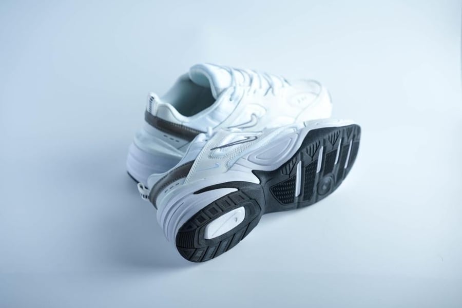 حذاء نايك M2K Tekno أبيض بشعار فضي | تصميم أيقوني بلمسة عصرية