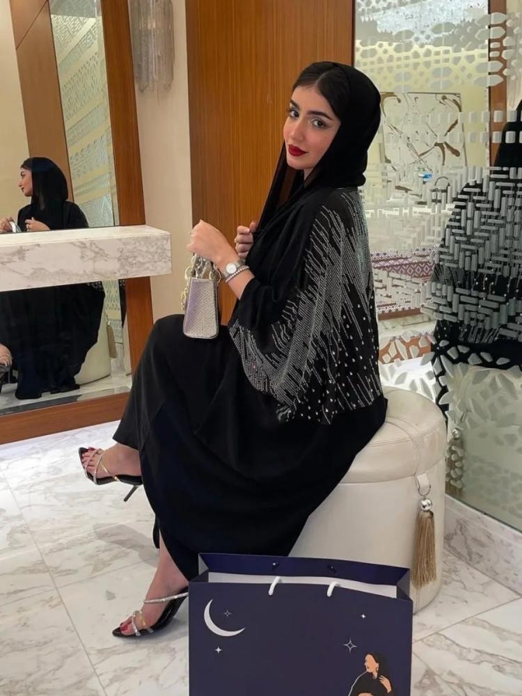 عبايات سوداء انيقة