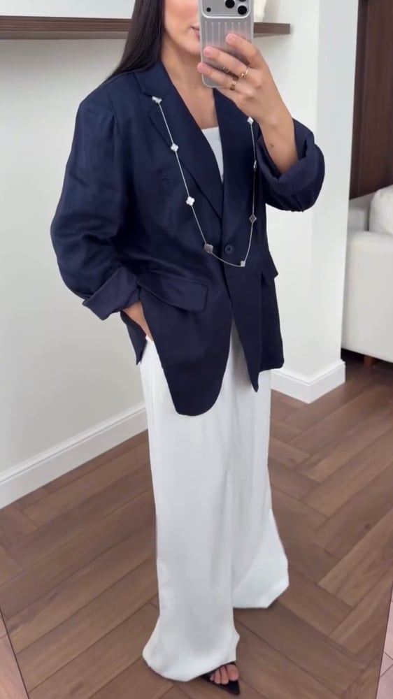 بليزر قصير لينن مع بنطلون كريب واسع