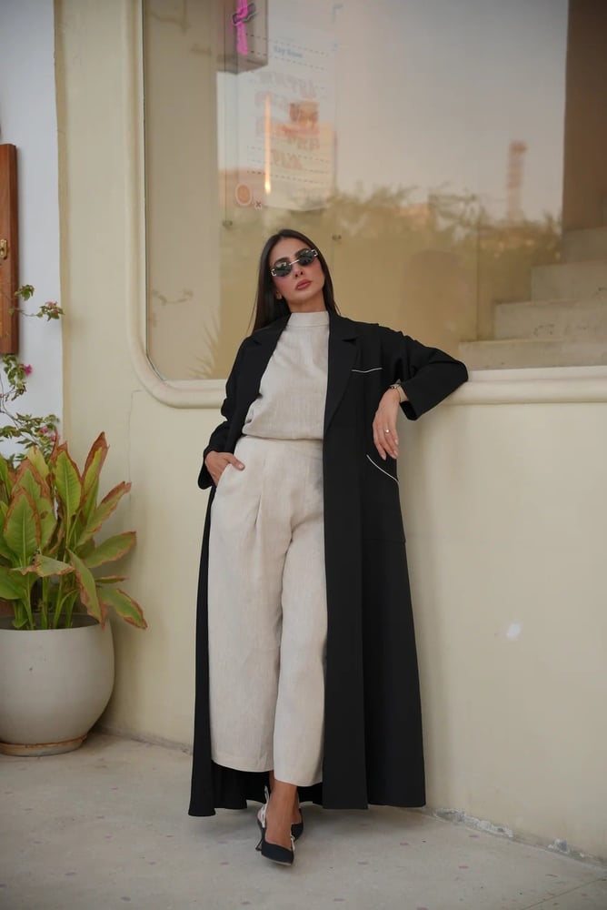 عباية سوداء بجيوب عملية