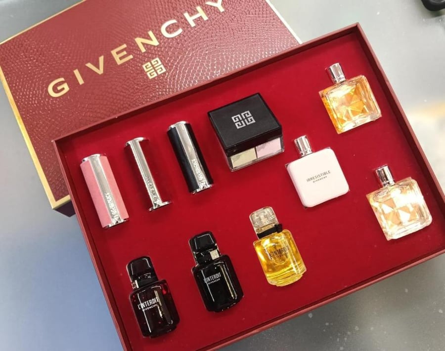 مجموعة عطور ومنتجات تجميل من جفنشي