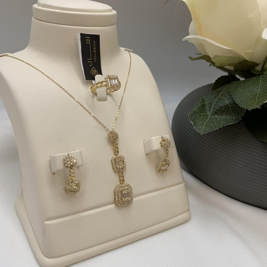 Half of the diamond design set, 18 karat, weight 8.3
