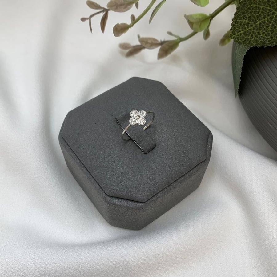 White gold ring with diamond design 18 karat