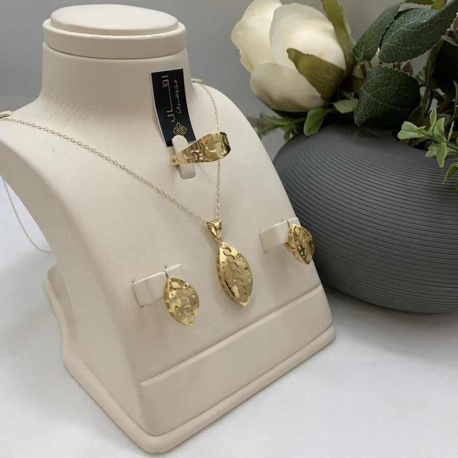 Half of an Italian set with diamond design, 18 karat, weight 3.8