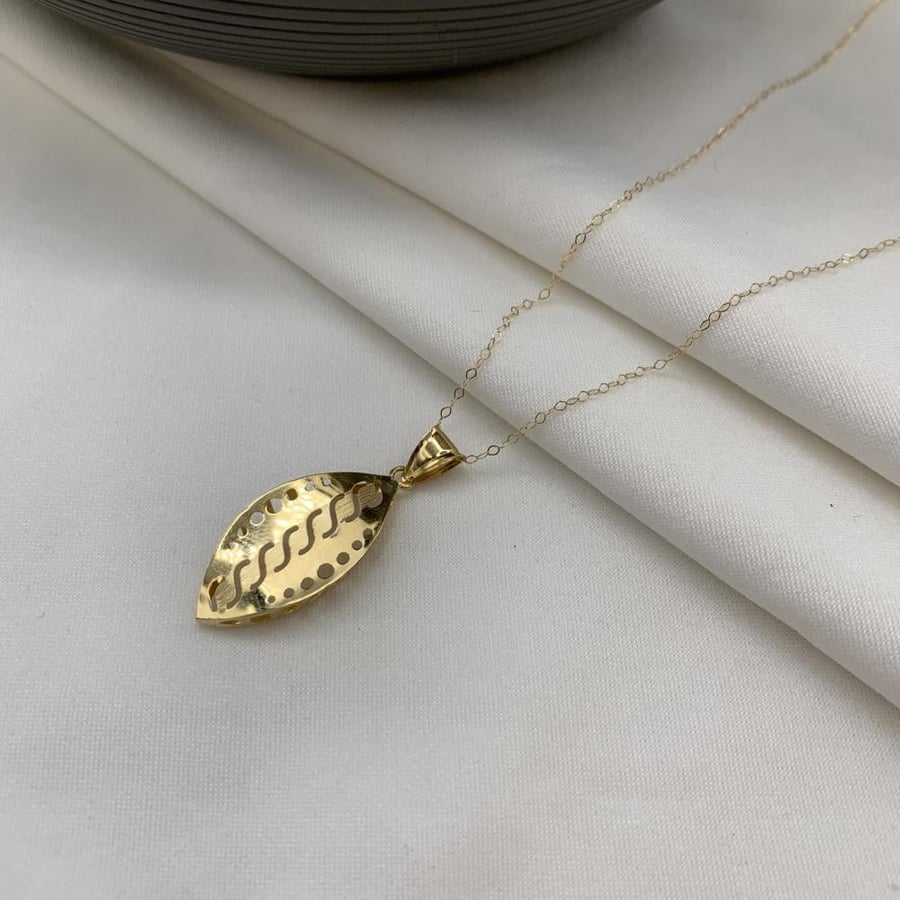 Half of an Italian set with diamond design, 18 karat, weight 3.8