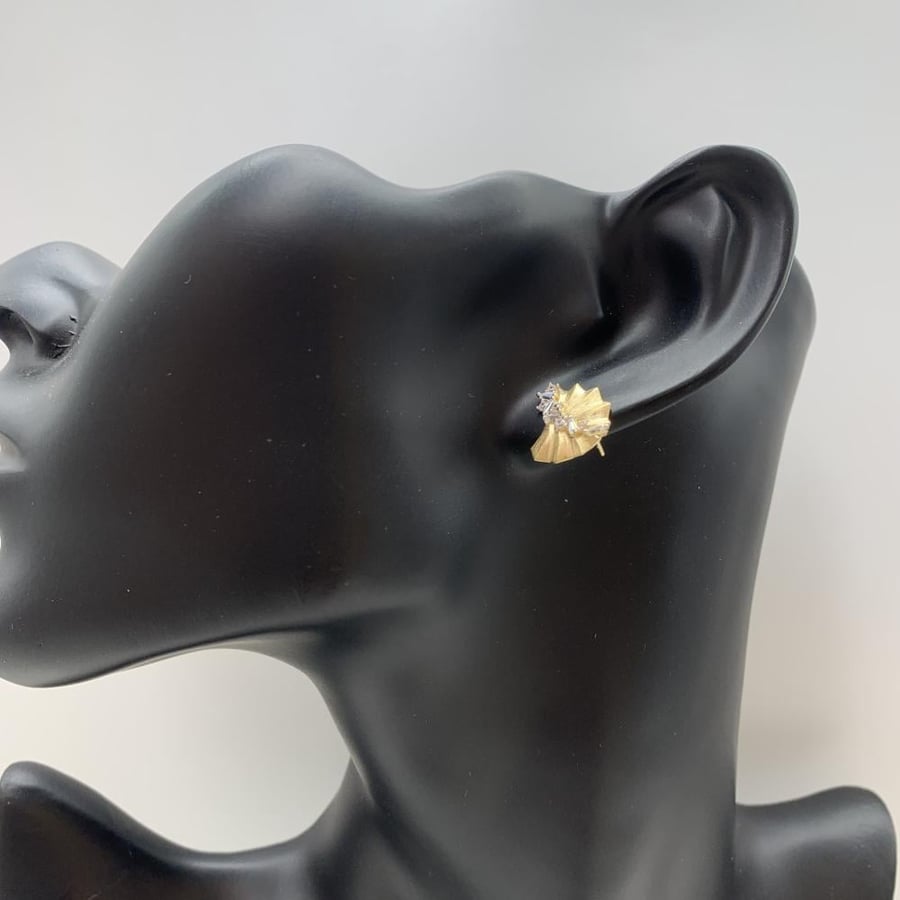 Italian ring with diamond design 18 karat weight 2.4
