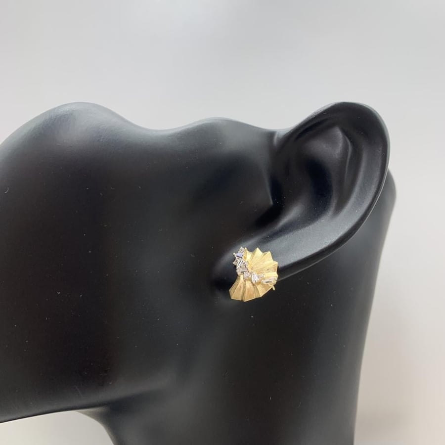 Italian ring with diamond design 18 karat weight 2.4