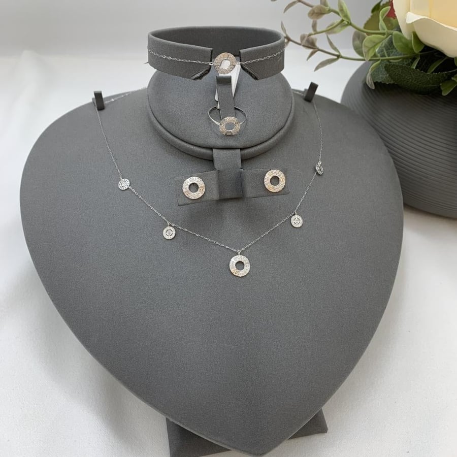 White gold set with a soft diamond design, 18 karat, weight 3.6