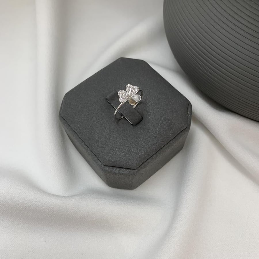 White gold ring with diamond design 18 karat
