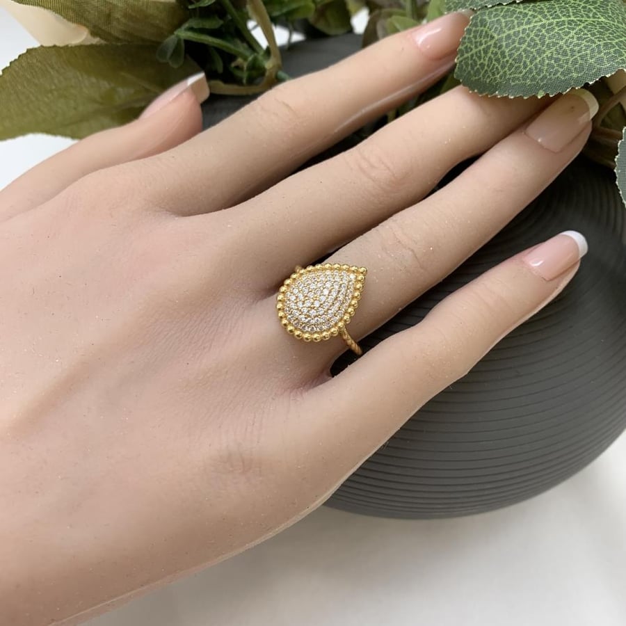 Italian ring with 18-carat diamond design