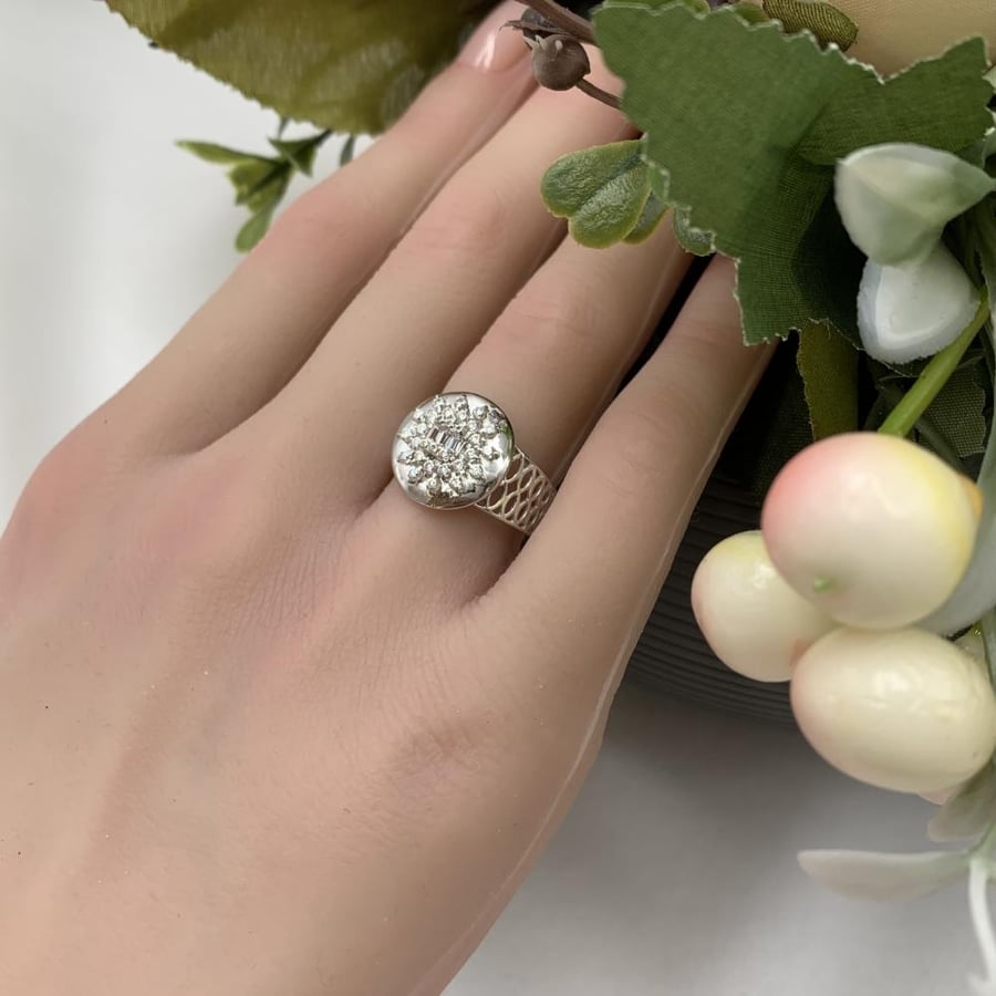 White gold ring with diamond design 18 karat