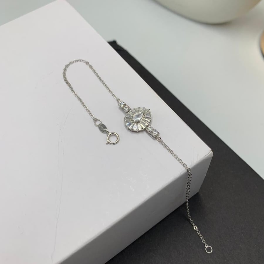 White gold bracelet with diamond design, 18 karat, weight 1.76