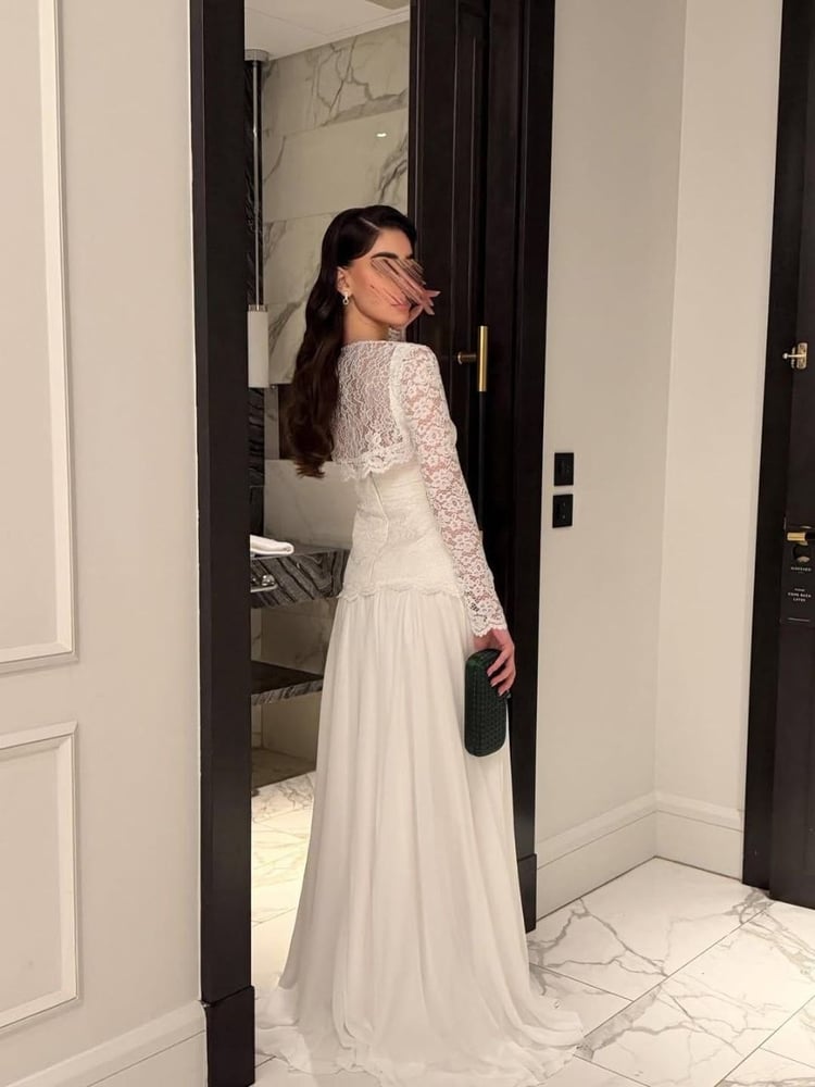 فستان سهرة أنيق باللون الأبيض العاجي
