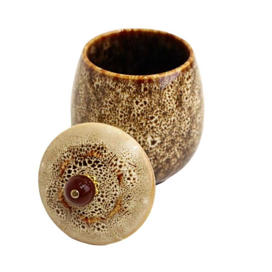 A luxurious jar of porcelain with a candy holder