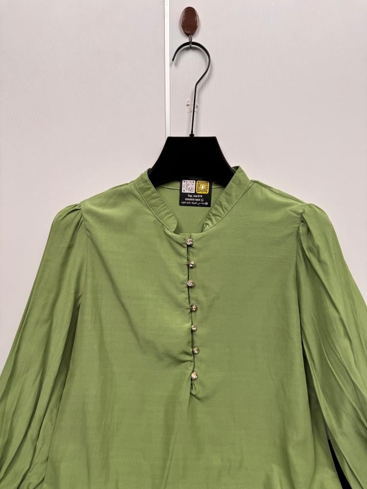 بلوزة نسائية أنيقة باللون الأخضر المريمي (Sage Green)