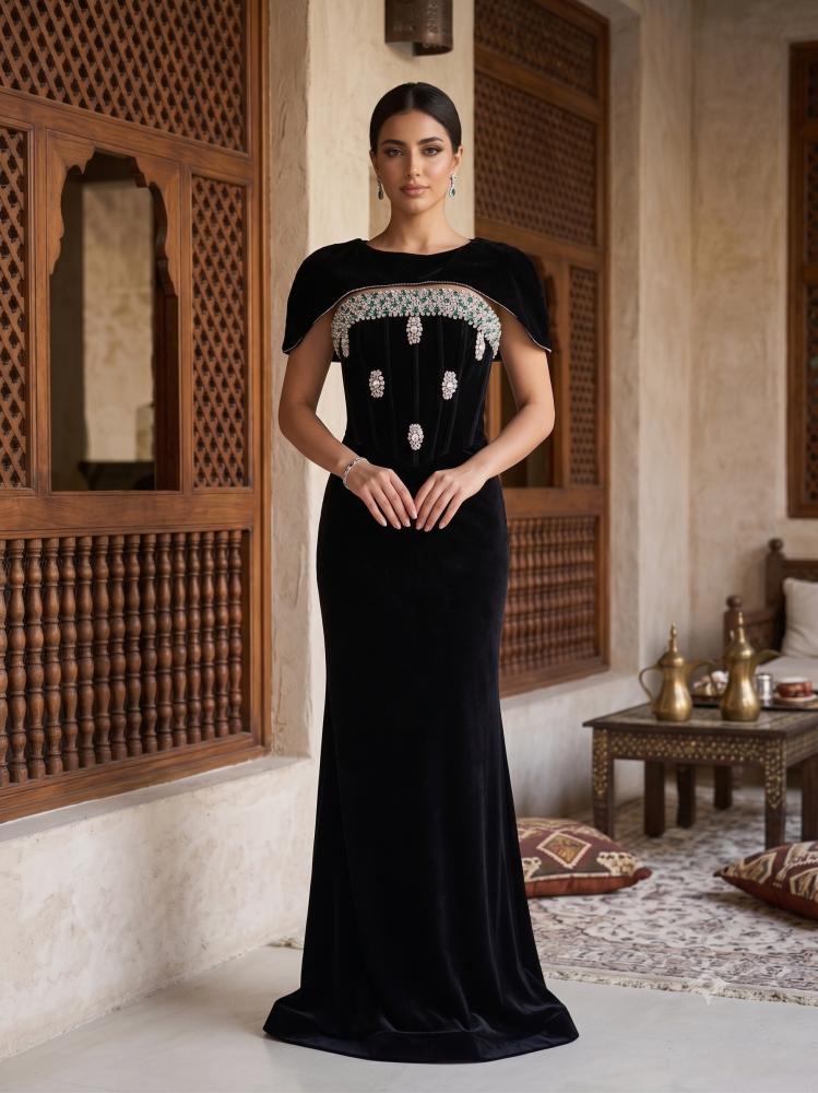 فستان سهرة أسود طويل بمطرزات الزمرد والكريستال