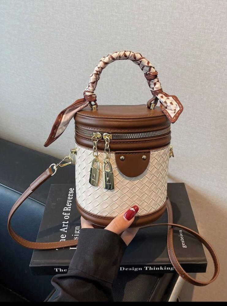 حقيبة أنيقة بتصميم فاخر ولمسة عصرية.