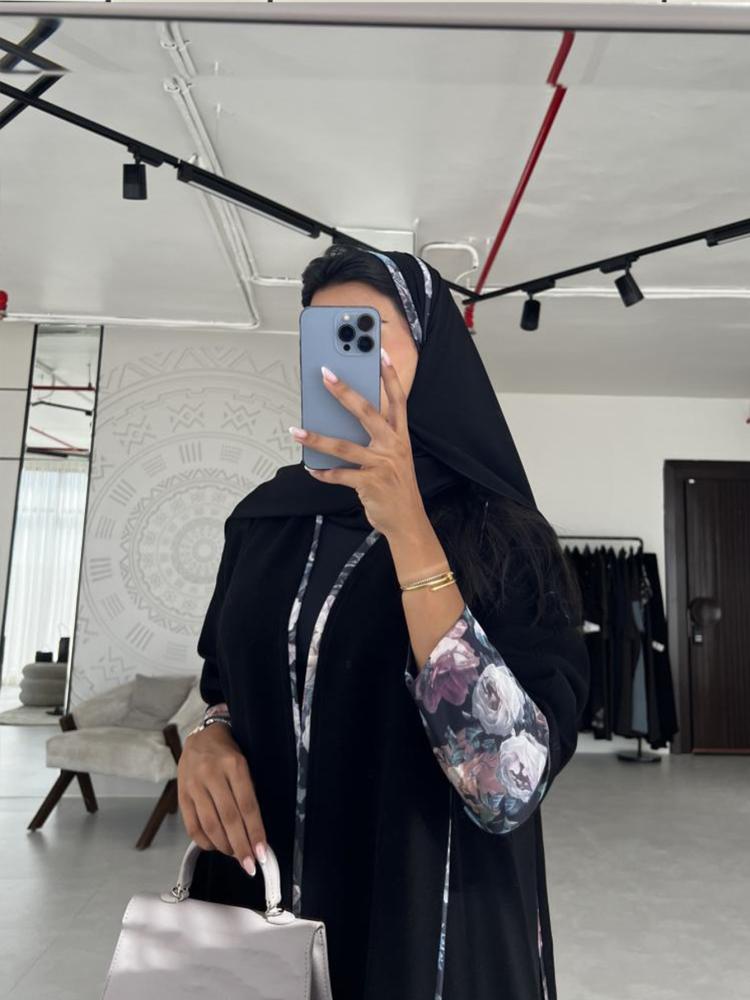 عباية بأكمام طويلة  مع تفاصيل طباعة متباينة، ملابس إسلامية أنيقة ومتواضعة للنساء