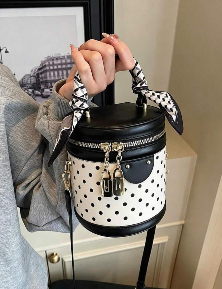 حقيبة أنيقة بتصميم فاخر ولمسة عصرية.