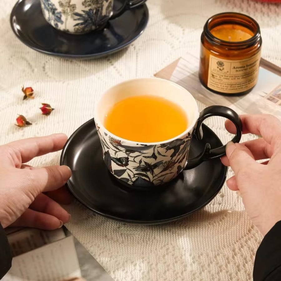 كوب كلاسيكي مع صحن سيراميك