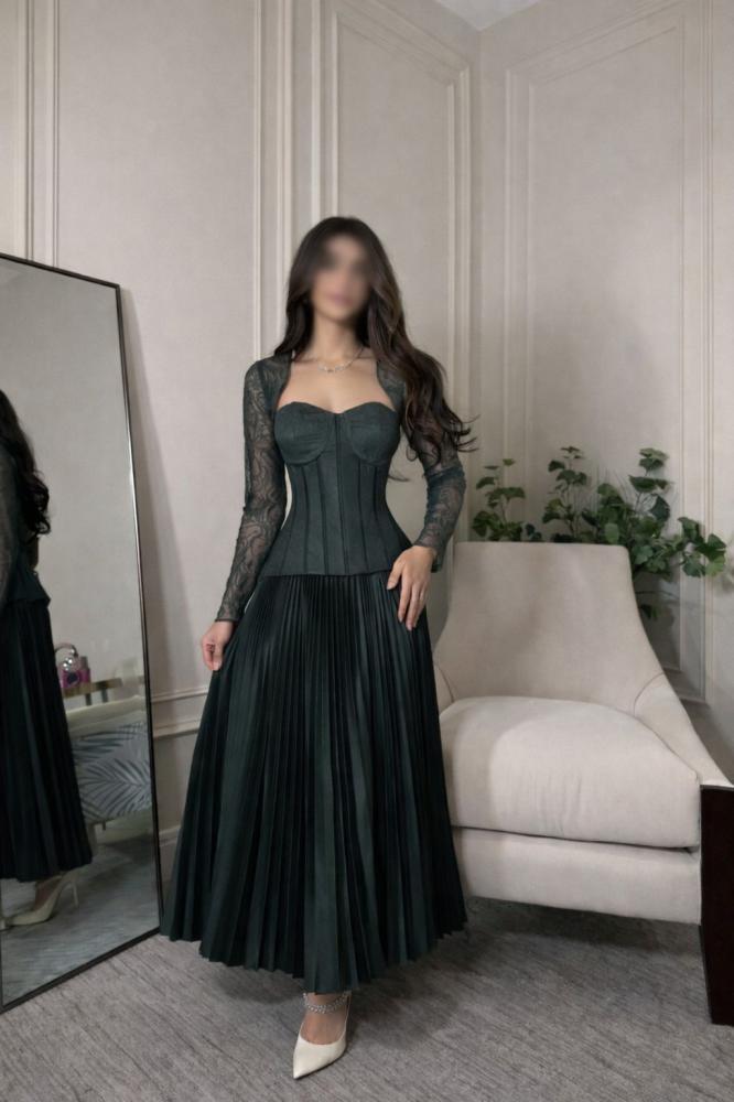 فستان سهرة أخضر زمردي بكورسيه دانتيل وتنورة بليسيه