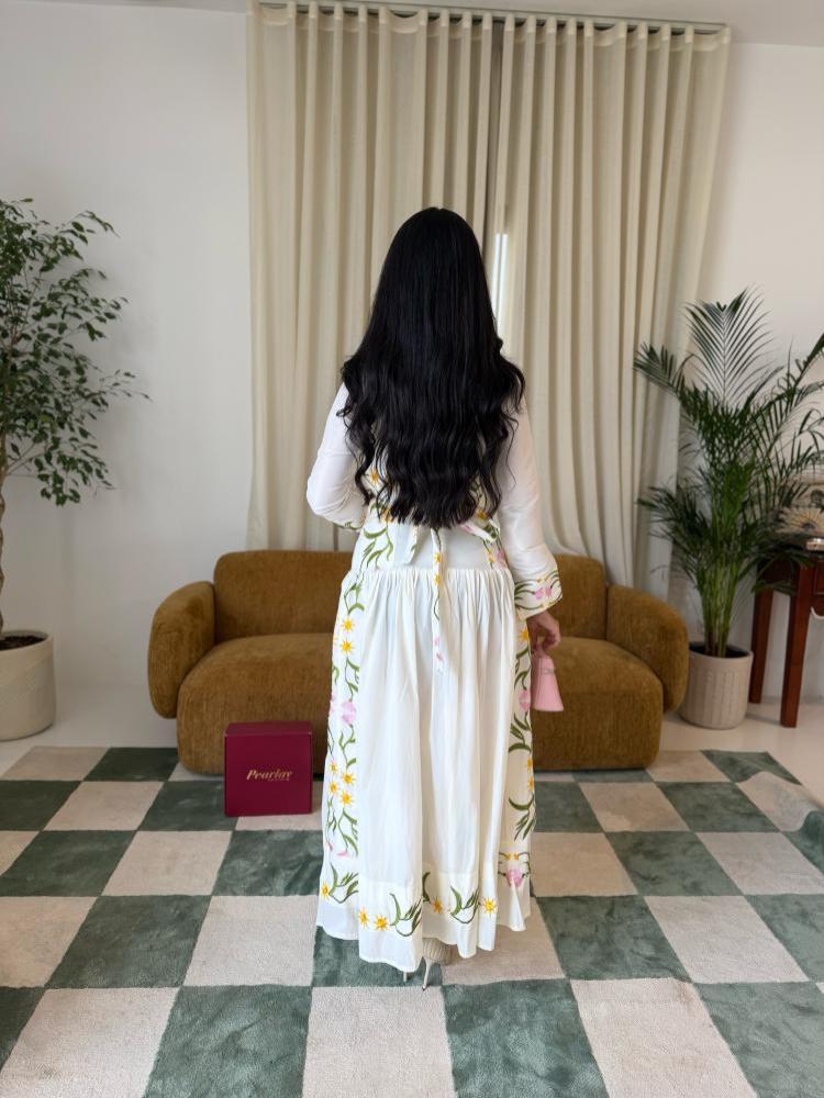 طقم نسمات الربيع المطرّز ابيض